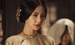 美女扒开自己的尿口让男人捅